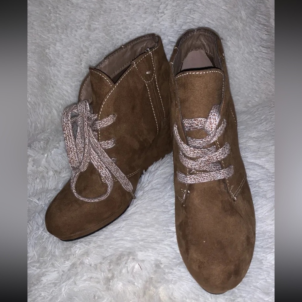 CATO Women’s Bootie Faux Suede Camel Color Ankle Boot Lace-Up Wedge Sz 6 NWOB